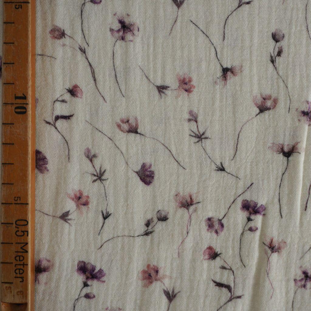 Musselin Double Gauze zarte lila Blüten auf ecru